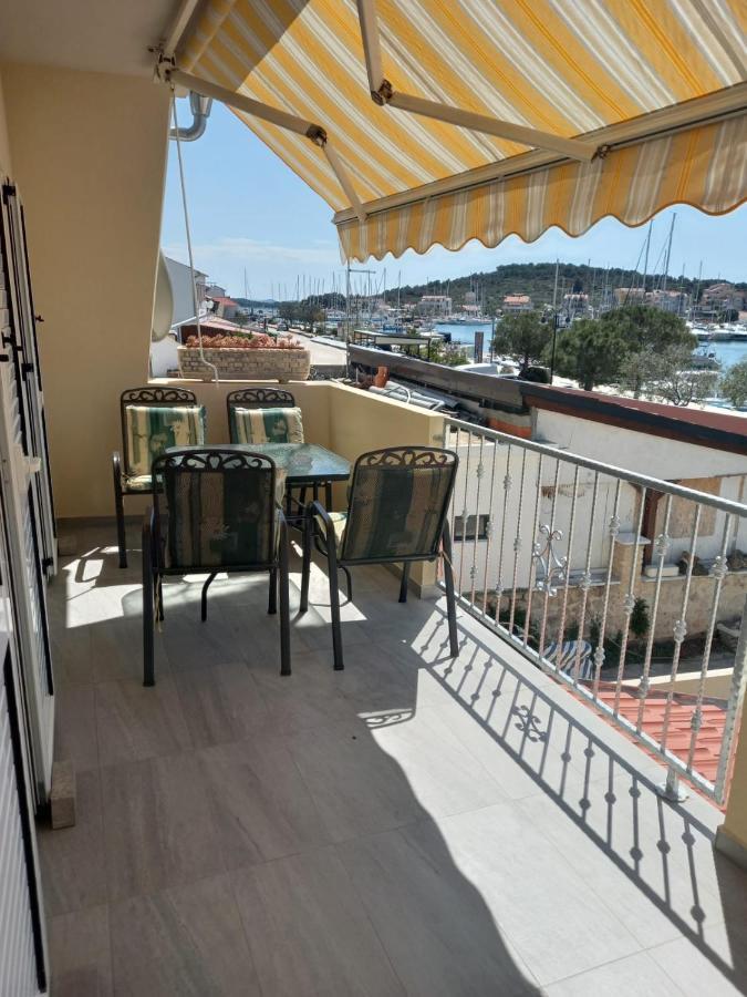 Apartman Rebeka イェゼラ エクステリア 写真